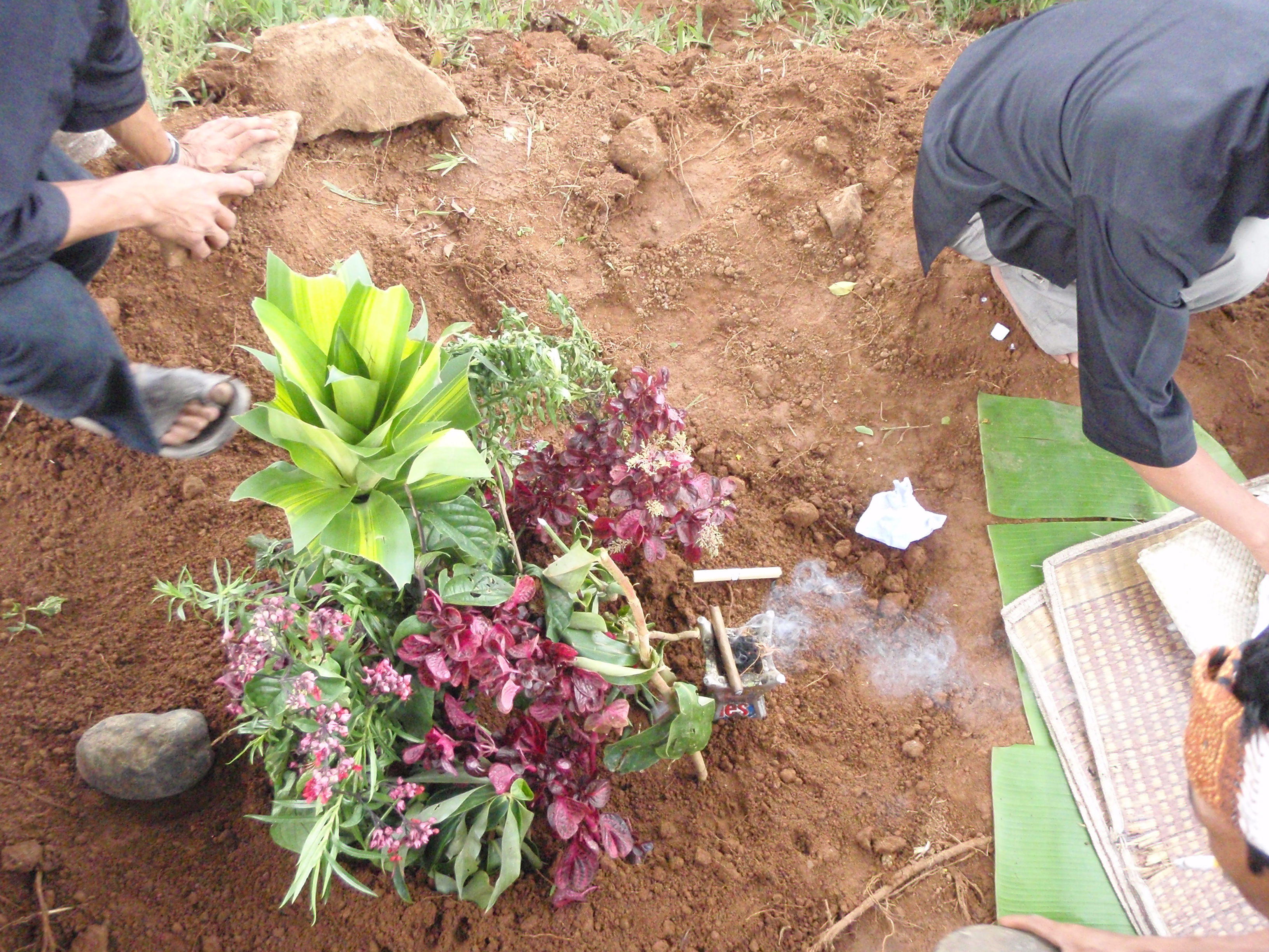 Sesajen Bunga dan Dedaunan